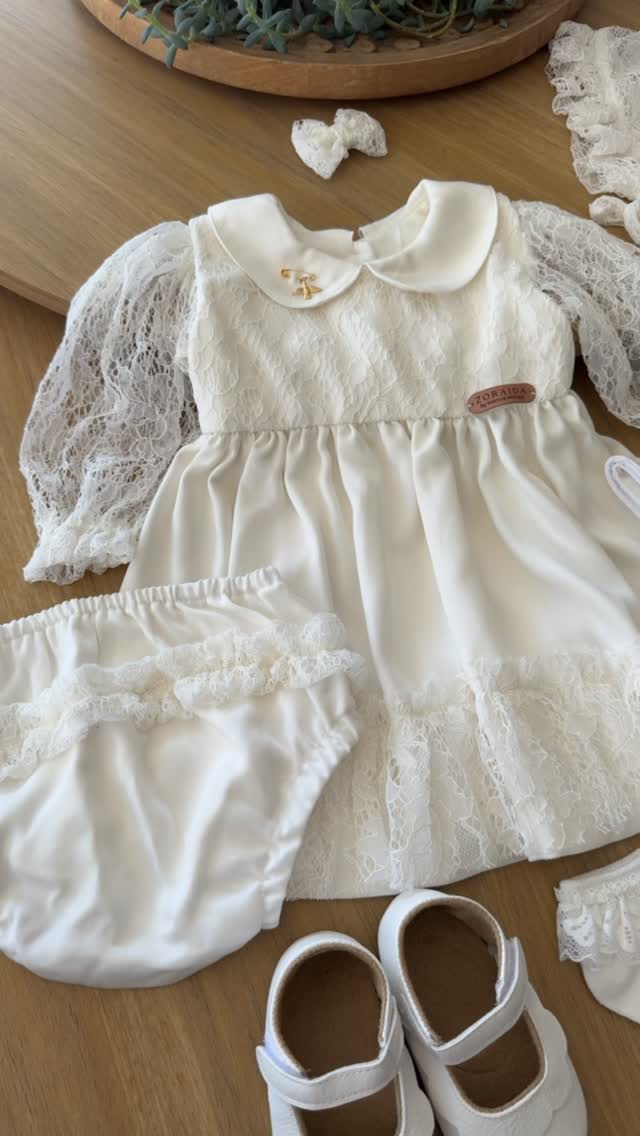 Look branco de batizado infantil com renda e sapatinho